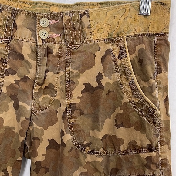 Lucky brand crop camo jeans 2/26 132 - Picture 3 of 7